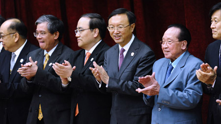 Thứ trưởng Bộ Ngoại giao Phạm Quang Vinh (thứ hai từ trái sang) tại lễ khai mạc AMM 45.